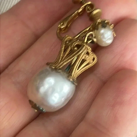 Miriam Haskell | Signed Vintage Pearl Drop Clip On Earrings - Very Rare Style - Picture 5 of 6